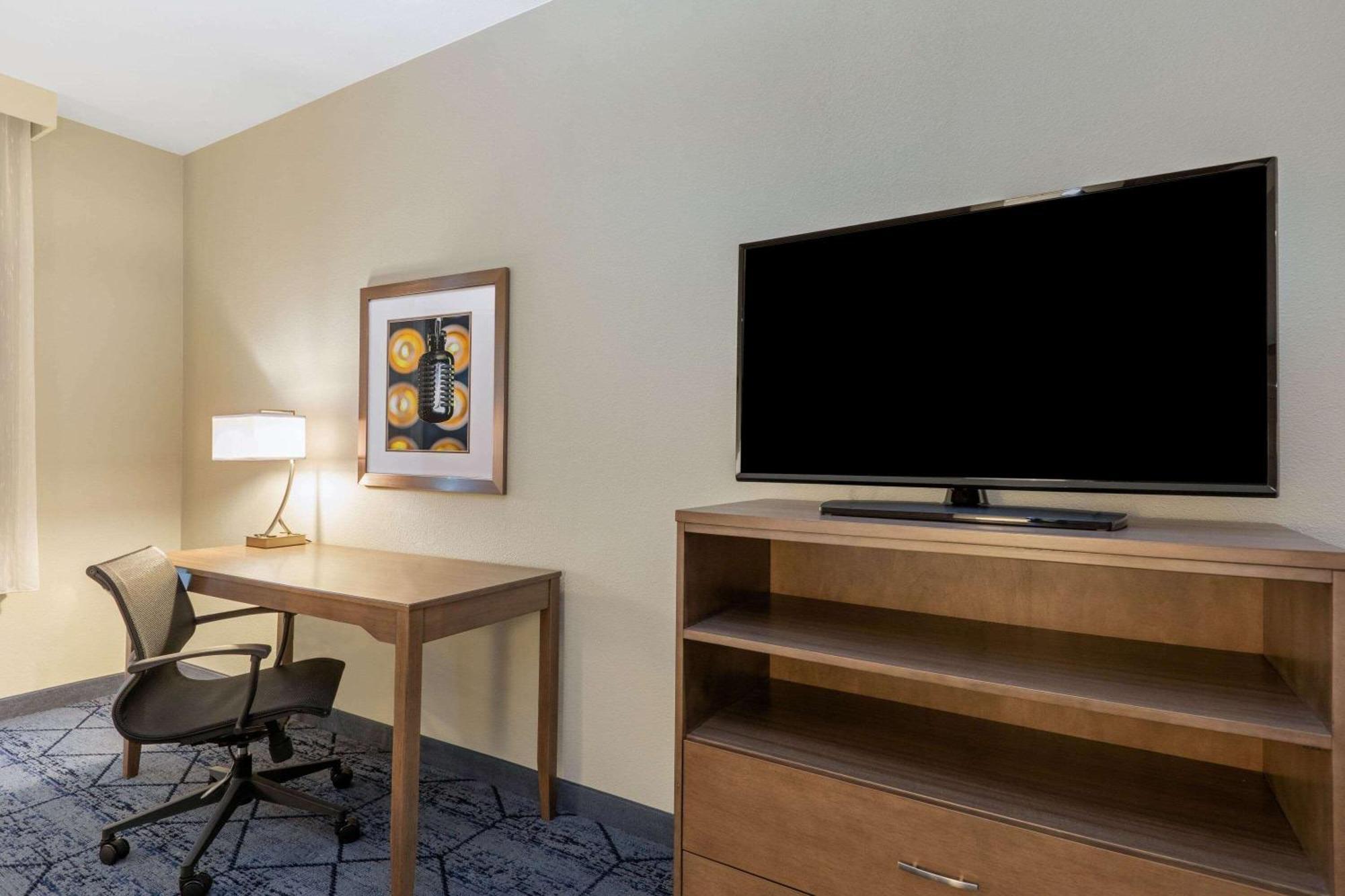Queen Room Two Queen Beds City View Non-Smoking