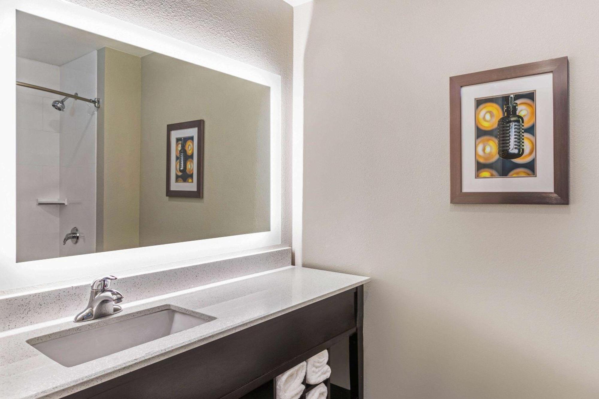 Queen Room Two Queen Beds City View Non-Smoking