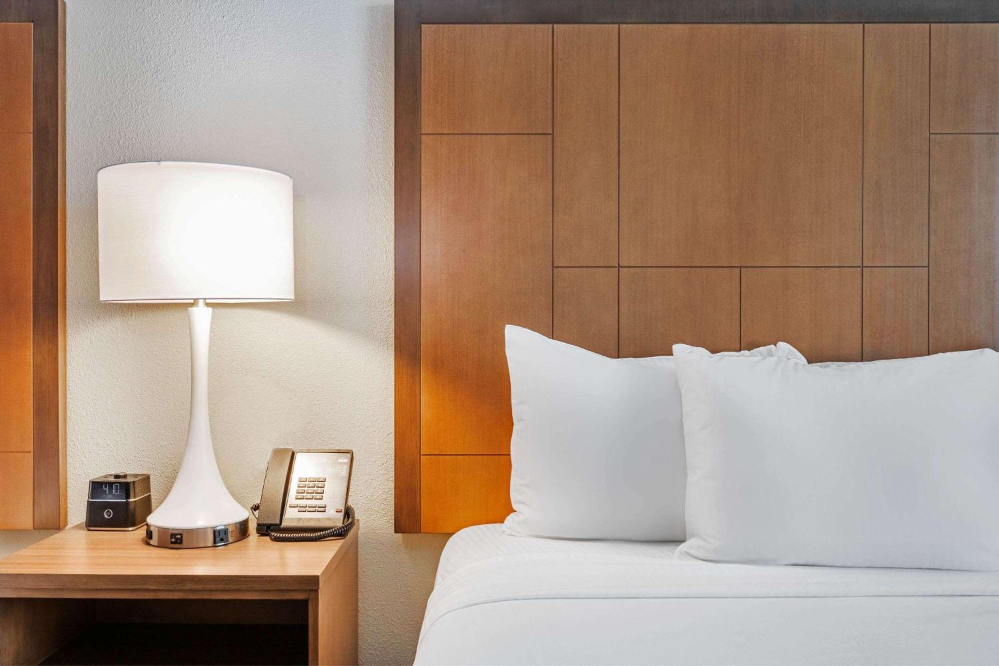 Queen Room Two Queen Beds City View Non-Smoking