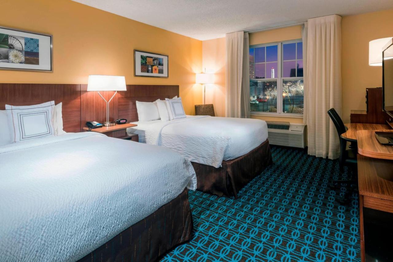 Queen Room with Two Queen Beds and Roll-In Shower - Mobility Access