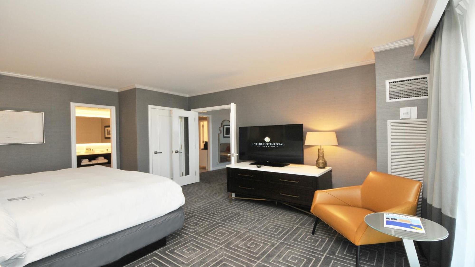 King Suite Balcony Plaza View