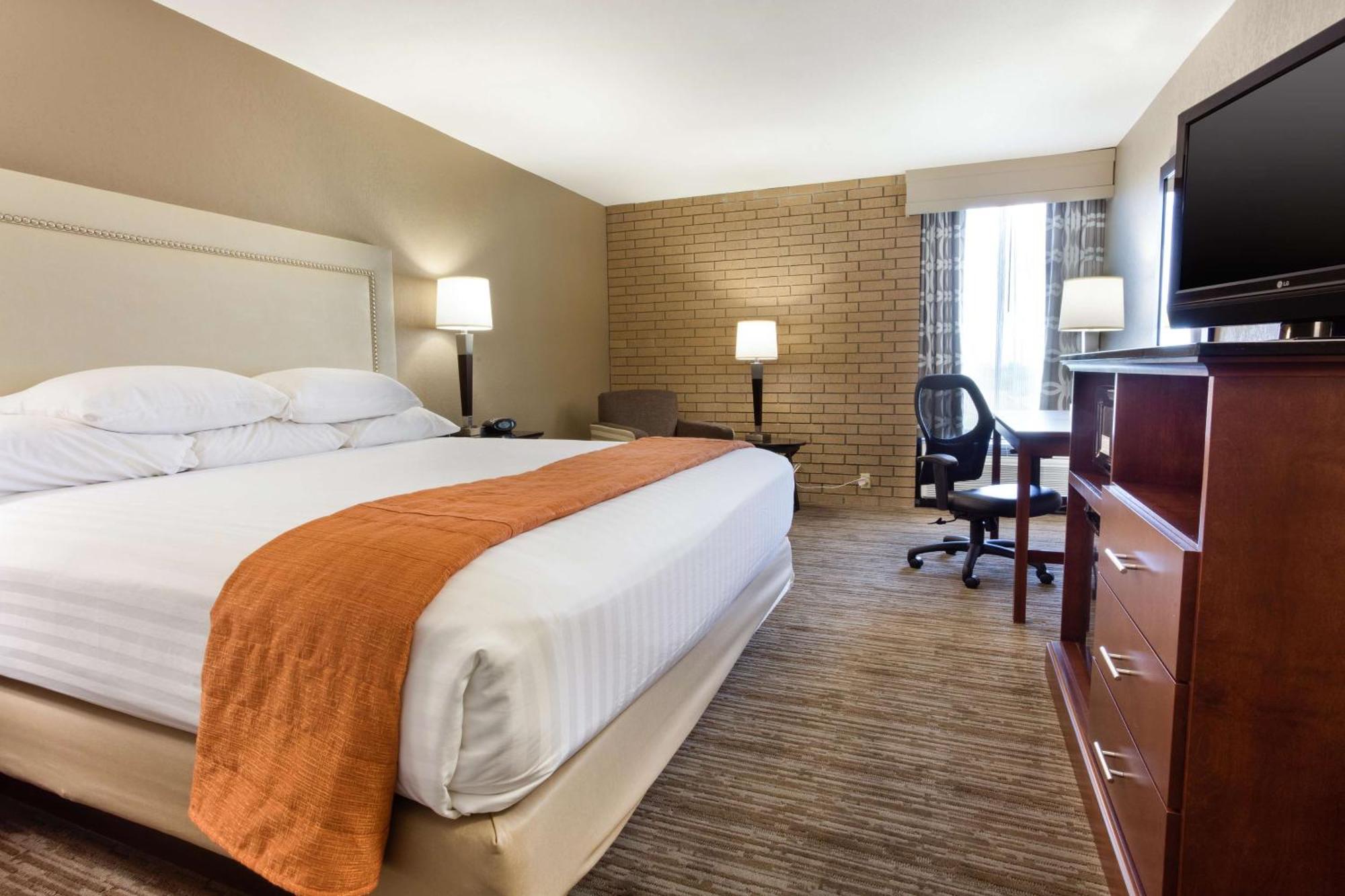 Deluxe King Room - Accessible, Roll-in Shower,1540126354:JPEG