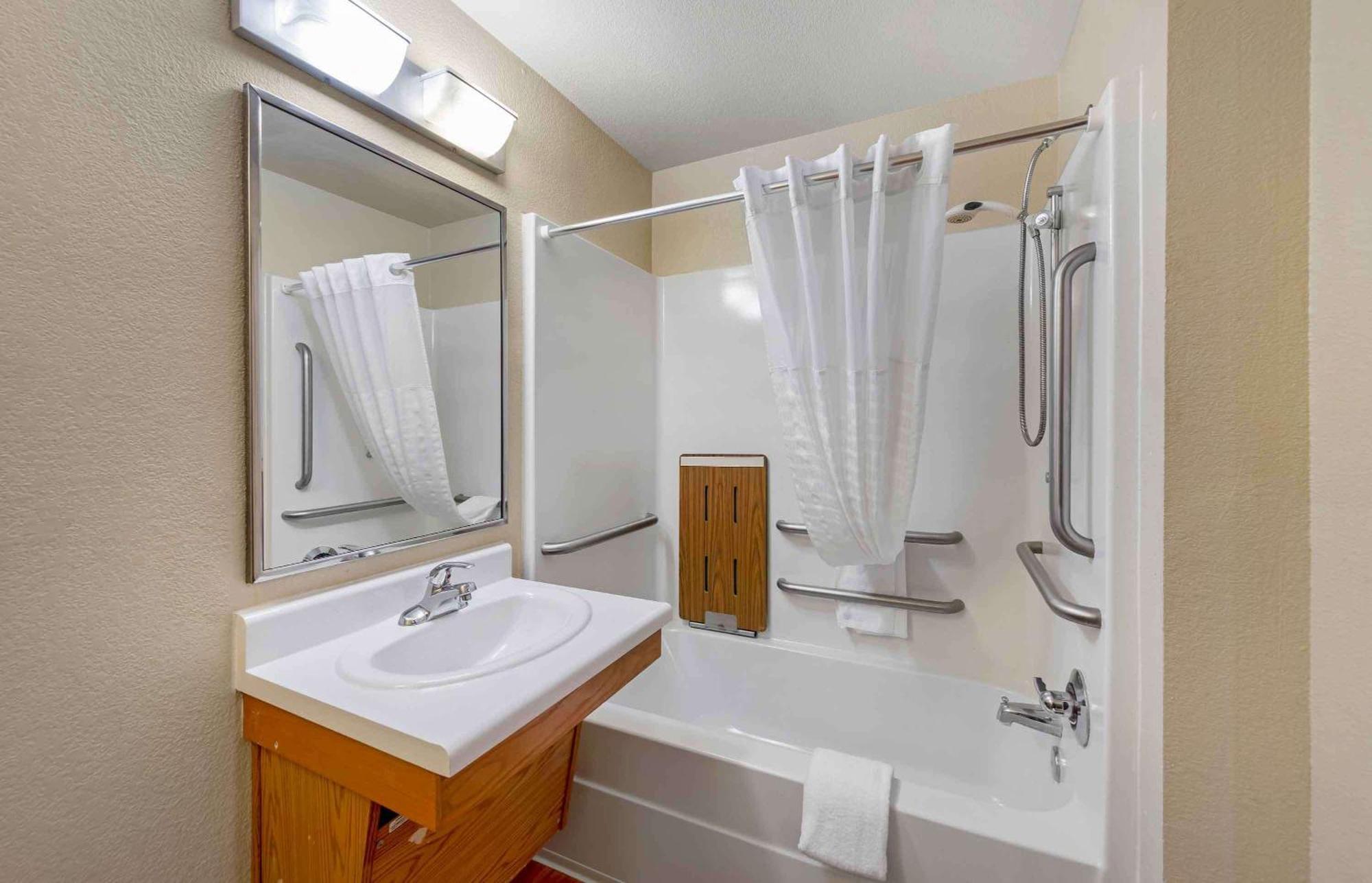 Standard Double Room with Tub - Disability Access/Non-Smoking
