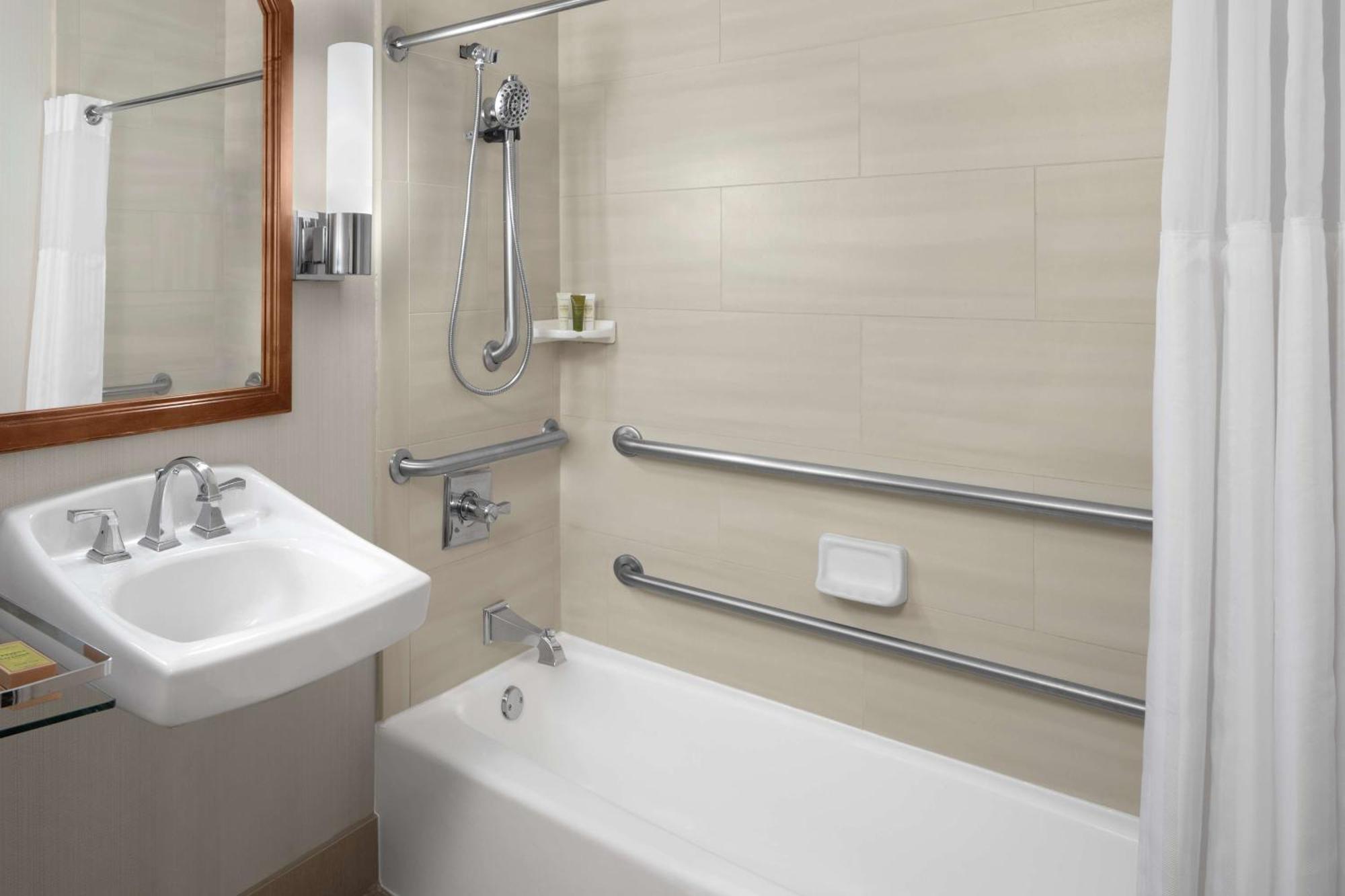 Queen Room with Bath Tub - Mobility Access
