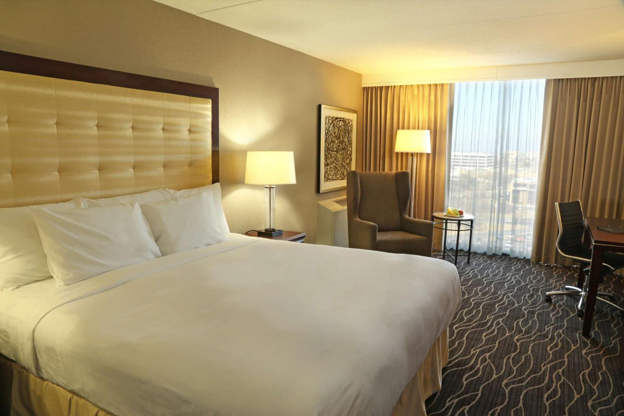 Queen Room with Roll-in Shower - Mobility Accessible