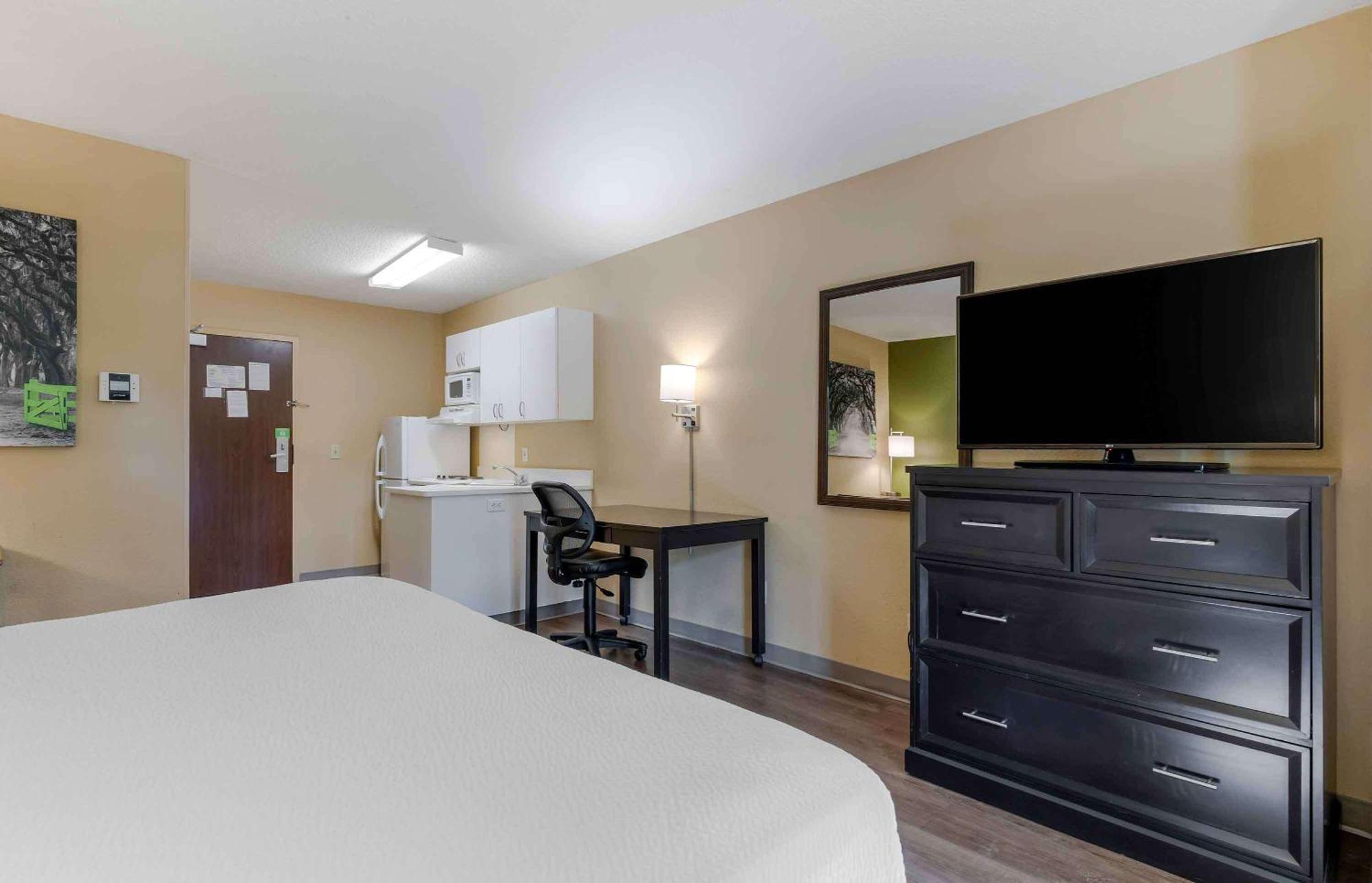 One Bedroom Suite with 1 Queen Bed - Non-Smoking