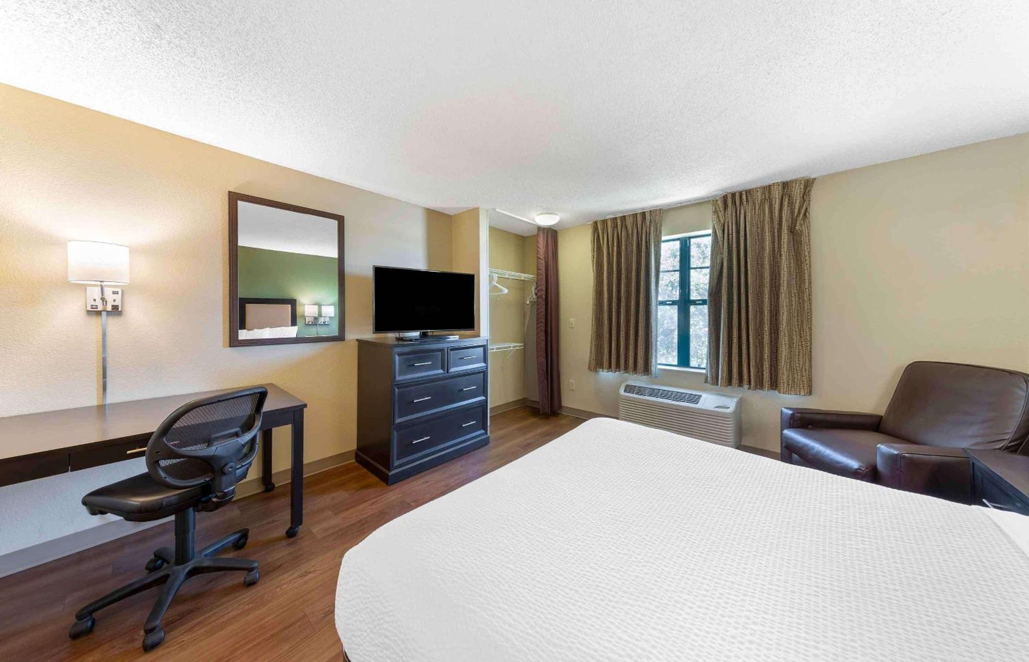 One Bedroom Suite 1 Queen Bed Non-Smoking
