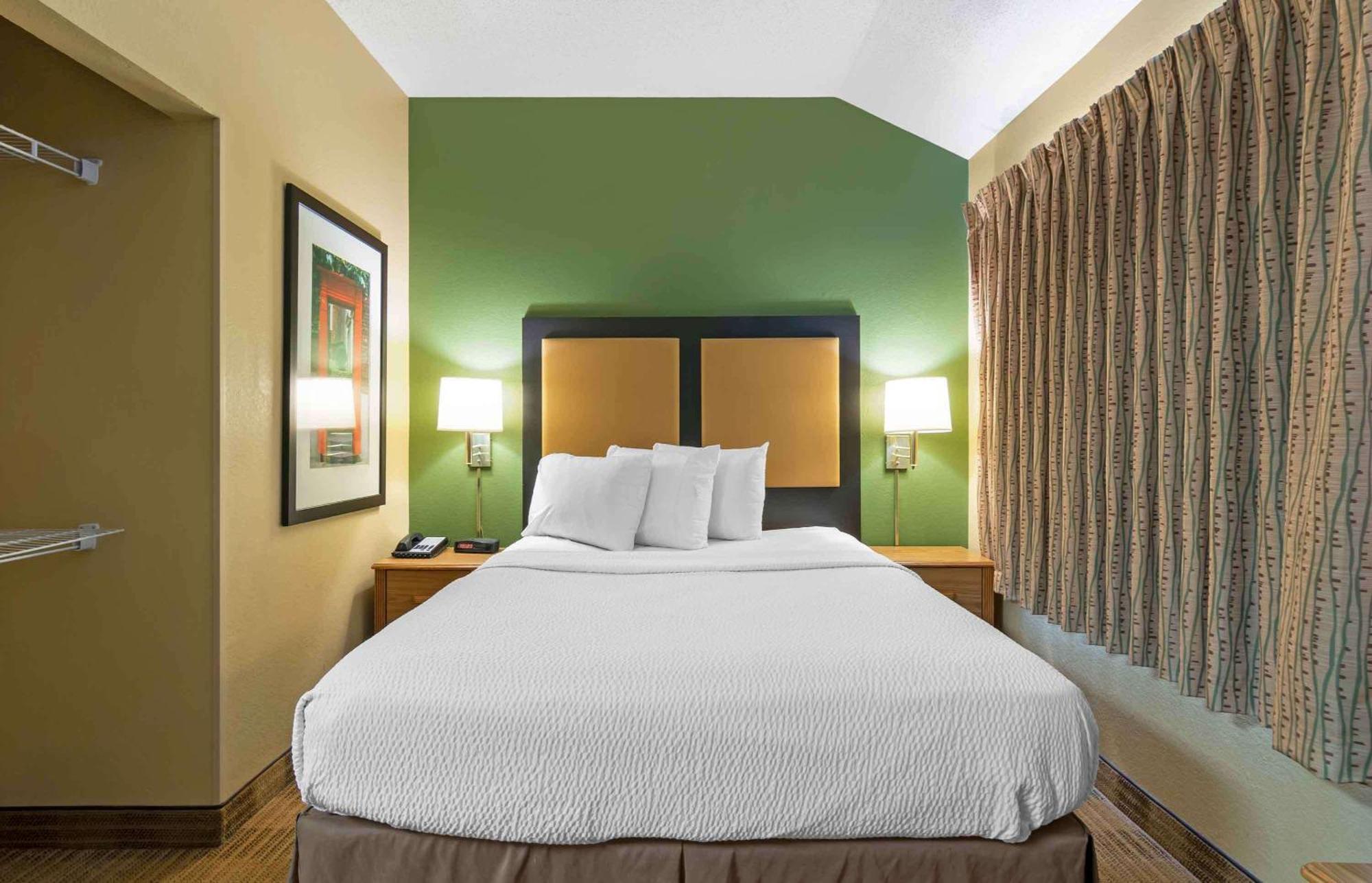 Deluxe Studio 1 Queen Bed Non-Smoking