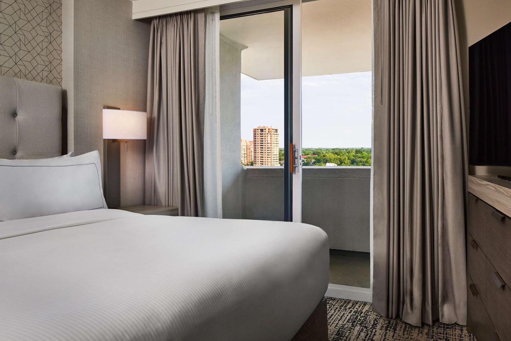 Deluxe King Suite Plaza View