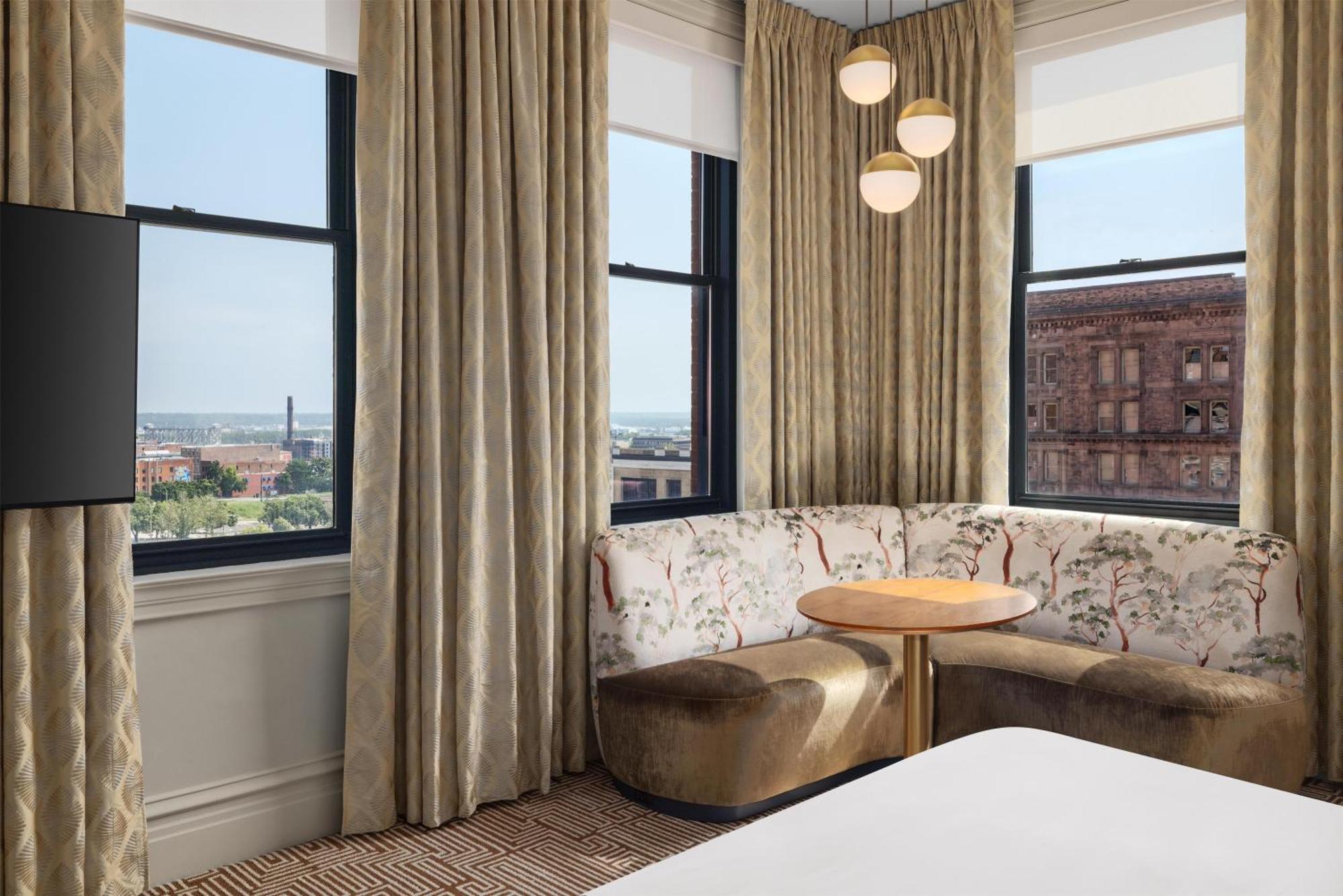 Corner King Room City View