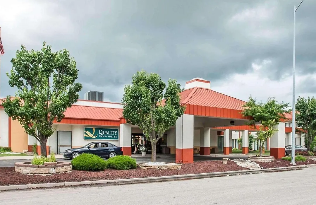 Quality Inn & Suites Kansas City I-435N Near Sports Complex-1