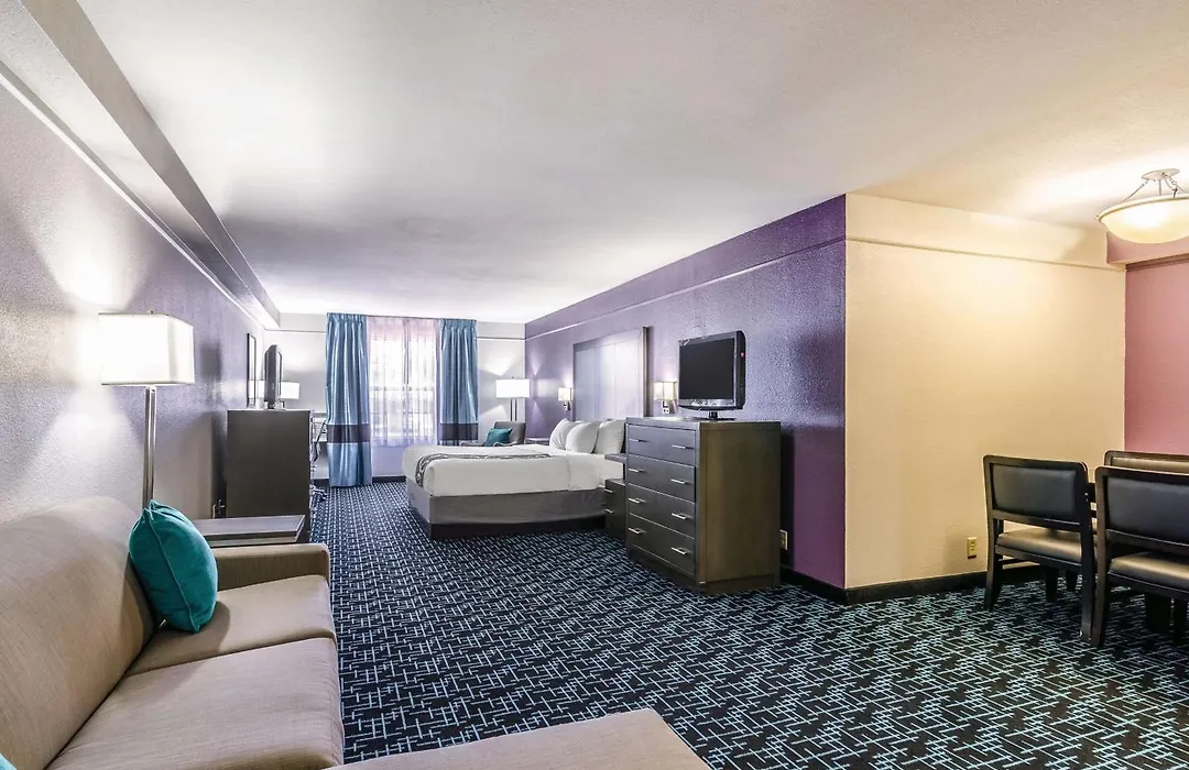 La Quinta By Wyndham Kansas City Airport-1