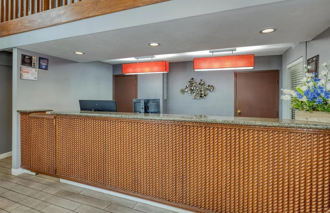 Surestay By Best Western Kansas City Country Inn North-1