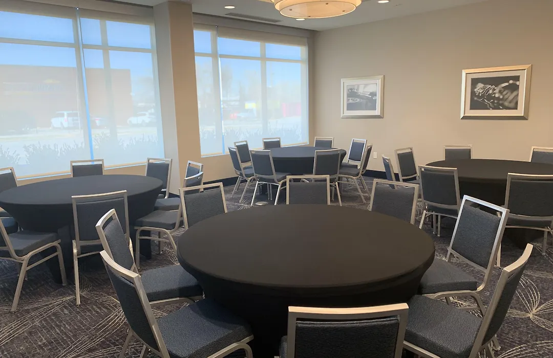 La Quinta Inn & Suites By Wyndham Kansas City Beacon Hill-1