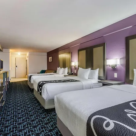 La Quinta By Wyndham Kansas City Airport-2