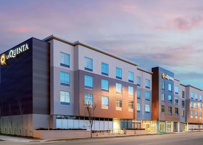 La Quinta Inn & Suites By Wyndham Kansas City Beacon Hill