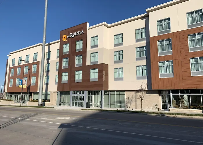 La Quinta Inn & Suites By Wyndham Kansas City Beacon Hill